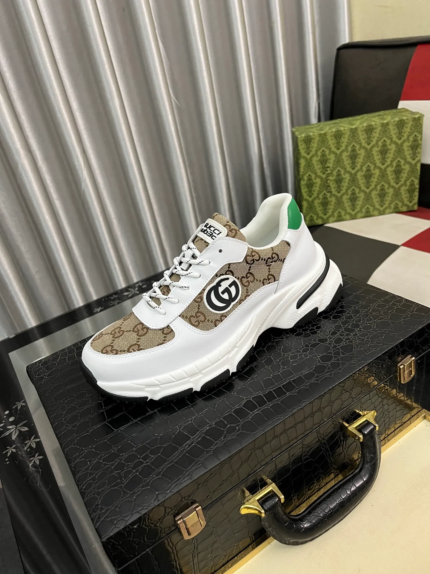 Men's Men's Shoes 💰458⌚️⌚️【GUCCI】Gucci men's latest white shoe series casual shoes! The official website is built 1:1. Upper: Made of imported cowhide, with electric embroidery ➕Inner lining: Made of high-quality first-layer pigskin, soft and comfortable. Picky material selection and exquisite workmanship give you the best enjoyment. Size: 38-44. 3️⃣colors available